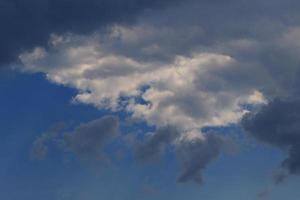 clima tormentoso y nubes oscuras foto