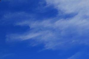 cielo azul claro y nubes blancas foto