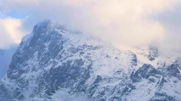 herrliche aussicht auf verschiedene berggipfel mit schnee im winter im triglav-nationalpark. wunderschöne Bergkette und erstaunliche Attraktion für alpine Kletterer. abenteuerlicher Lebensstil. video