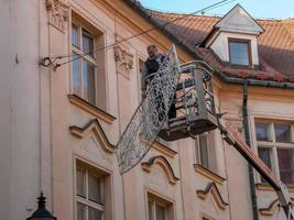 bratislava, eslovaquia - 01.07.2023 los servicios municipales de bratislava eliminan la iluminación navideña en la antigua bratislava foto