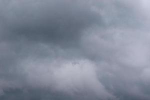 clima tormentoso y nubes oscuras foto