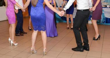 gente bailando en la fiesta de bodas. centrarse en las piernas foto