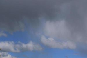 clima tormentoso y nubes oscuras foto