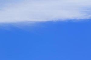 cielo azul claro y nubes blancas foto