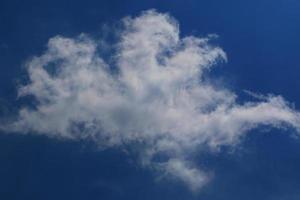 cielo azul claro y nubes blancas foto