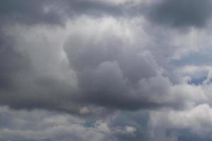 clima tormentoso y nubes oscuras foto