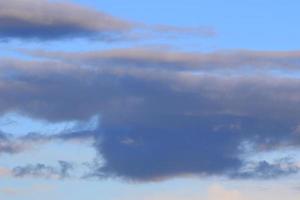 clima tormentoso y nubes oscuras foto