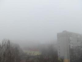 niebla matutina de invierno se cierne sobre la ciudad foto