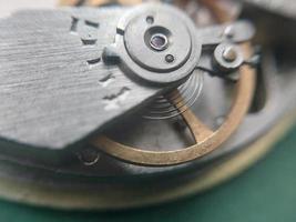 varias partes mecánicas de un reloj de pulsera foto