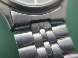 varias partes mecánicas de un reloj de pulsera foto