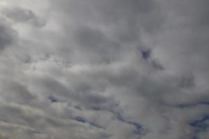 clima tormentoso y nubes oscuras foto