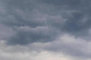 clima tormentoso y nubes oscuras foto