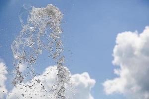 salpicaduras de agua en el cielo foto