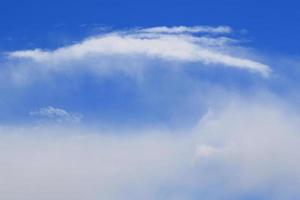 cielo azul claro y nubes blancas foto