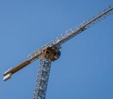 grúa de construcción contra el cielo foto