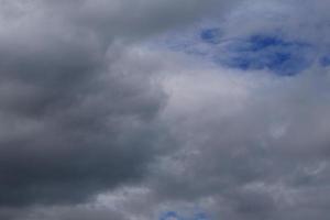 clima tormentoso y nubes oscuras foto