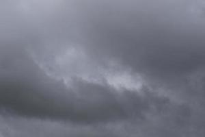 clima tormentoso y nubes oscuras foto