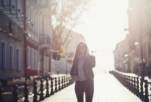 mujer con gafas de sol caminando por europa foto