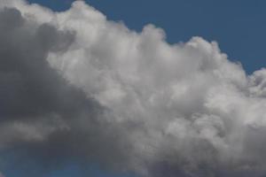 clima tormentoso y nubes oscuras foto