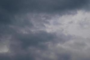 clima tormentoso y nubes oscuras foto