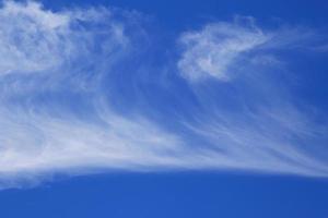 cielo azul claro y nubes blancas foto