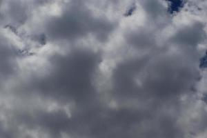 clima tormentoso y nubes oscuras foto