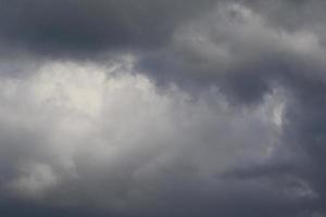 clima tormentoso y nubes oscuras foto