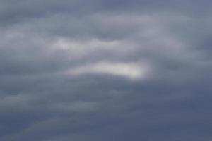 clima tormentoso y nubes oscuras foto