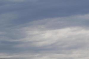 clima tormentoso y nubes oscuras foto