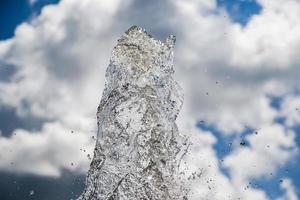 fuente que salpica textura de agua en el cielo foto