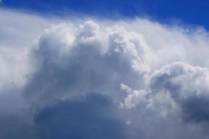 cielo azul claro y nubes blancas foto