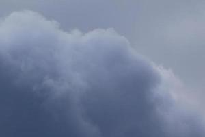 clima tormentoso y nubes oscuras foto