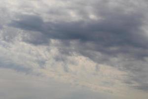 clima tormentoso y nubes oscuras foto