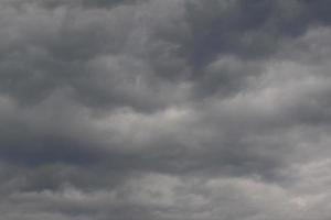 clima tormentoso y nubes oscuras foto