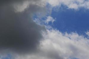 clima tormentoso y nubes oscuras foto