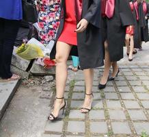 estudiantes graduados universitarios están teniendo una sesión de fotos en el parque