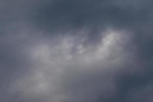 clima tormentoso y nubes oscuras foto