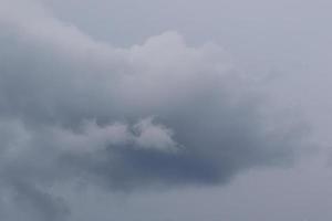 clima tormentoso y nubes oscuras foto