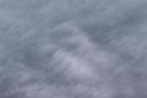 clima tormentoso y nubes oscuras foto