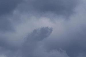 clima tormentoso y nubes oscuras foto