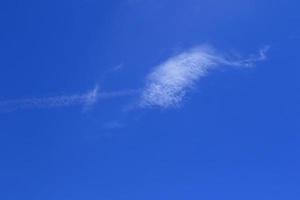 cielo azul claro y nubes blancas foto