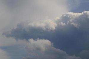 clima tormentoso y nubes oscuras foto