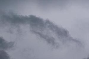 clima tormentoso y nubes oscuras foto