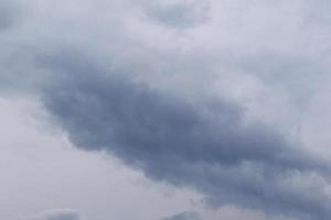 clima tormentoso y nubes oscuras foto