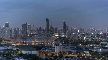 crucero de lapso de tiempo 4k en el río chao phraya a través de bangkok. video