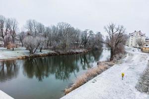 Viaje a la ciudad de Ratisbona en invierno. vista desde el puente de piedra foto