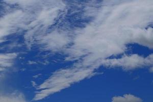 cielo azul claro y nubes blancas foto