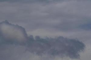 clima tormentoso y nubes oscuras foto