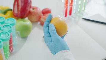 el científico comprueba los residuos de alimentos químicos en el laboratorio. expertos en control inspeccionan la calidad de frutas, verduras. laboratorio, peligros, rohs, encontrar sustancias prohibidas, contaminar, microscopio, microbiólogo