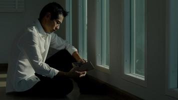 depressione e mentale malattia. asiatico uomo deludere, triste dopo ricevere cattivo notizia. stressato ragazzo confuso con infelice problema, discutere con fidanzata, piangere e preoccupazione di inaspettato opera, giù economia. video